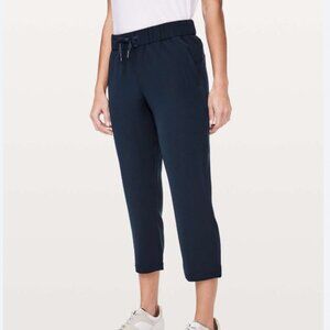 Lululemon on the fly pant cropped size 4 navy